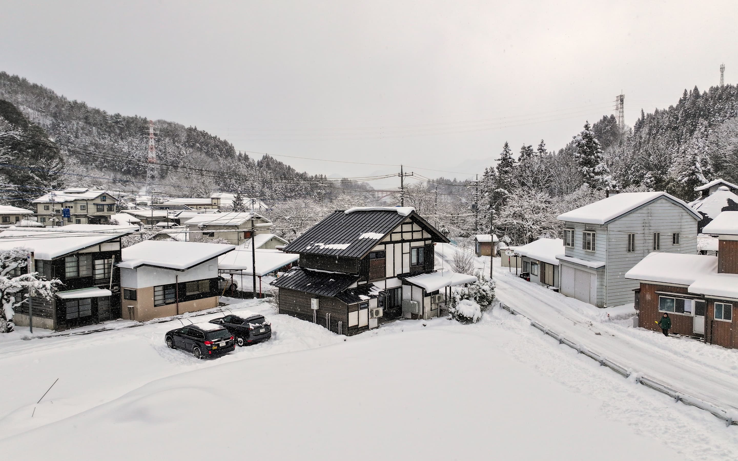 豪雪地域でも、発電量を確保します。